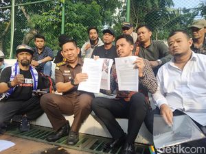 Aremania Luruk Kejati Jatim, Minta Rekonstruksi Ulang hingga Tersangka Lain Aremania Luruk Kejati Jatim, Minta Rekonstruksi Ulang hingga Tersangka Lain