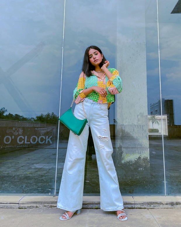 baggy jeans dengan crop top warna warni/Sumber: Instagram @mg.megha