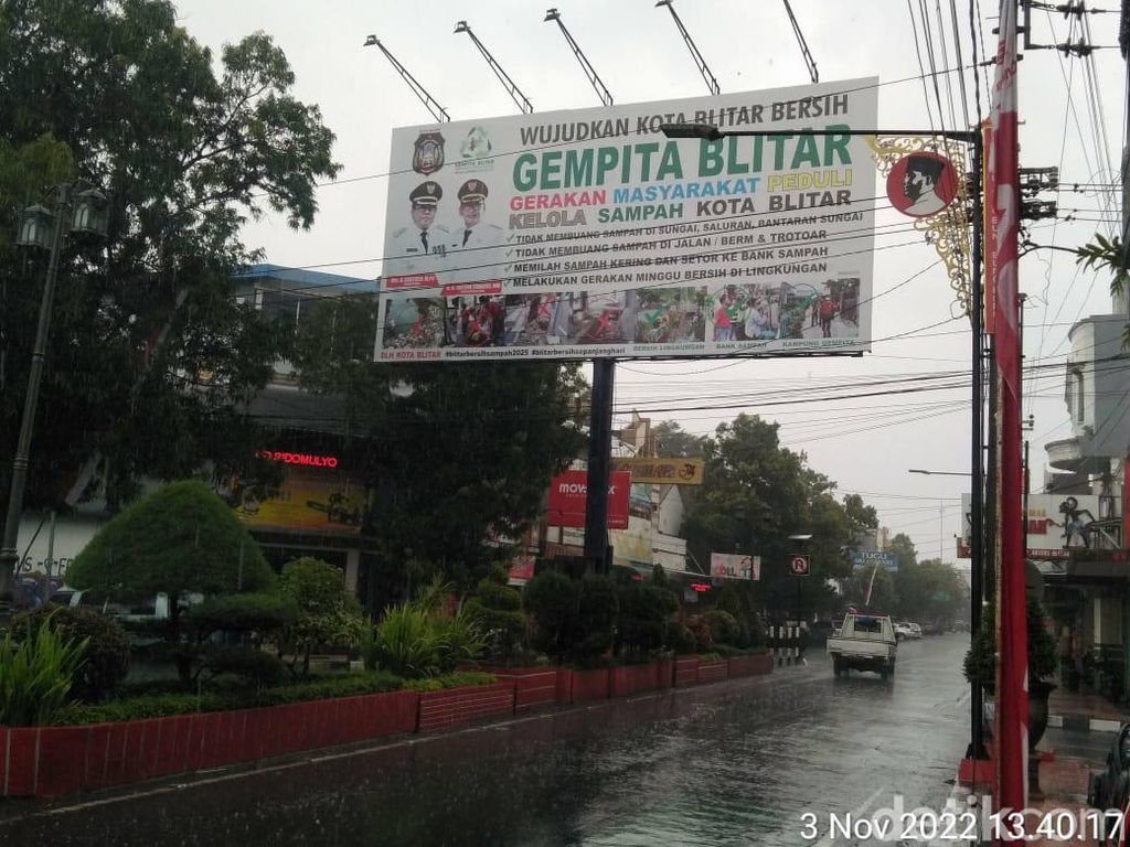 Pemilik Reklame Copot Baliho PSI Ganjar-Yenny Usai Diperingatkan Pemkot Blitar