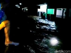 Luapan Sungai Yas Rendam Puluhan Rumah di Kalibaru Banyuwangi Luapan Sungai Yas Rendam Puluhan Rumah di Kalibaru Banyuwangi