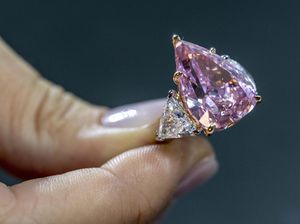 Batu Permata Fortune Pink Akan Dilelang, Berminat? Batu Permata Fortune Pink Akan Dilelang, Berminat?