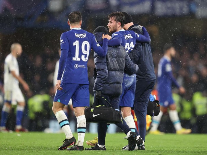 LONDON, ENGLAND - NOVEMBER 02: Ben Chilwell of Chelsea is helped from the pitch with a leg injury during the UEFA Champions League group E match between Chelsea FC and Dinamo Zagreb at Stamford Bridge on November 2, 2022 in London, United Kingdom. (Photo by Charlotte Wilson/Offside/Offside via Getty Images)
