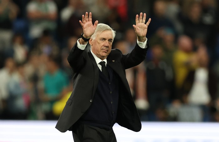 MADRID, SPAIN - NOVEMBER 02: Carlo Ancelotti, Head Coach of Real Madrid acknowledges fans after the UEFA Champions League group F match between Real Madrid and Celtic FC at Estadio Santiago Bernabeu on November 02, 2022 in Madrid, Spain. (Photo by Clive Brunskill/Getty Images)