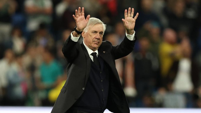 MADRID, SPAIN - NOVEMBER 02: Carlo Ancelotti, Head Coach of Real Madrid acknowledges fans after the UEFA Champions League group F match between Real Madrid and Celtic FC at Estadio Santiago Bernabeu on November 02, 2022 in Madrid, Spain. (Photo by Clive Brunskill/Getty Images)