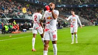 Usai menjebol gawang Shakhtar Donetsk, ia merogoh kaus kakinya untuk mengambil sebuah balon merah yang lantas ditiup. Foto: DeFodi Images via Getty Images/DeFodi Images