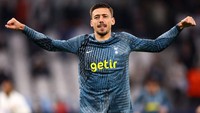 Namun sejumlah pemain yang baru dilepas justru melaju ke fase gugur bersama klub anyar mereka. Seperti Clement Lenglet yang dipinjamkan ke Tottenham Hotspur dan berhasil mencetak gol saat mengalahkan Marseille 2-1 untuk menjadi juara Grup D. Foto: Getty Images/Clive Rose