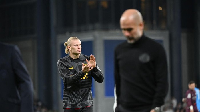 Manchester Citys Norwegian striker Erling Haaland (L) applauds as Manchester Citys Spanish manager Pep Guardiola (R) leaves the pitch after the end of the UEFA Champions League 1st round day 4 group G football match FC Copenhagen vs Manchester City in Copenhagen, Denmark, on October 11, 2022. (Photo by Jonathan NACKSTRAND / AFP) (Photo by JONATHAN NACKSTRAND/AFP via Getty Images)