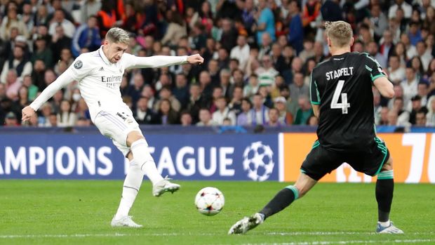 MADRID, SPAIN - NOVEMBER 2: Real Madrid's Fede Valverde, Celtic's Carl Starfelt during the UEFA Champions League match between Real Madrid and Celtic at Estadio Santiago Bernabeu on November 2, 2022 in Madrid Spain (Photo by David S. Bustamante / Soccrates / Getty Images)