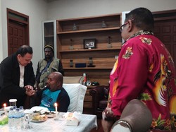 Genggaman Erat Ketua KPK ke Lukas Enembe Bikin Kritik Mencuat