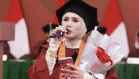 Mulan Jameela Raih S1 di Usia 43 Tahun, Ini Foto-foto Momen Wisudanya