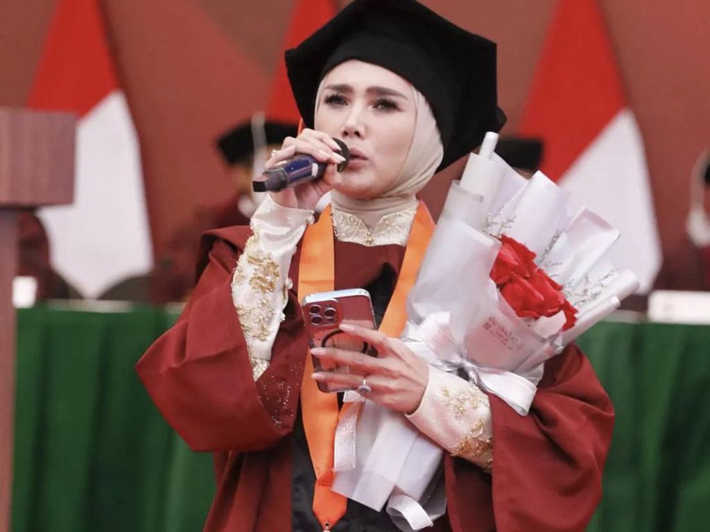 10 Foto Gaya Hijab Mulan Jameela Saat Wisuda S-1, Banjir Pujian Netizen 10 Foto Gaya Hijab Mulan Jameela Saat Wisuda S-1, Banjir Pujian Netizen