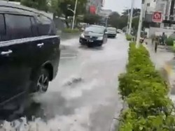 Jakarta Diguyur Hujan, Jalan Kemang Raya Jaksel Tergenang