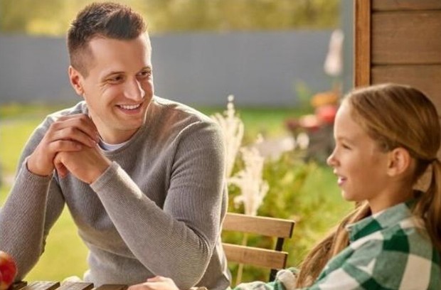 Ilustrasi anak perempuan bercerita dengan ayah/Foto: Freepik/zinkevych