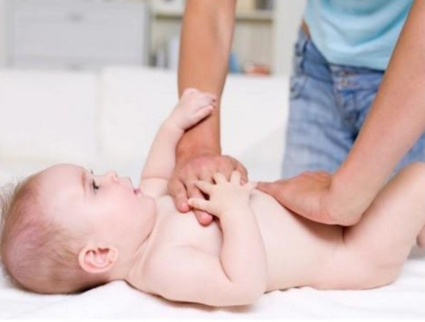 Ilustrasi ayah memijat anak bayinya yang baru lahir/Foto: Freepik/valuavitaly