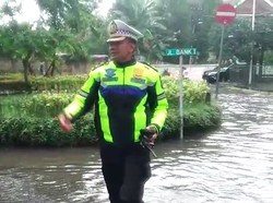 Jalan Bank I Jaksel Tergenang Air 30 Cm, Motor Tak Bisa Melintas