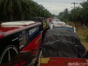 Banjir di Aceh Tamiang, Jalan Lintas Medan-Banda Aceh Lumpuh Total Banjir di Aceh Tamiang, Jalan Lintas Medan-Banda Aceh Lumpuh Total