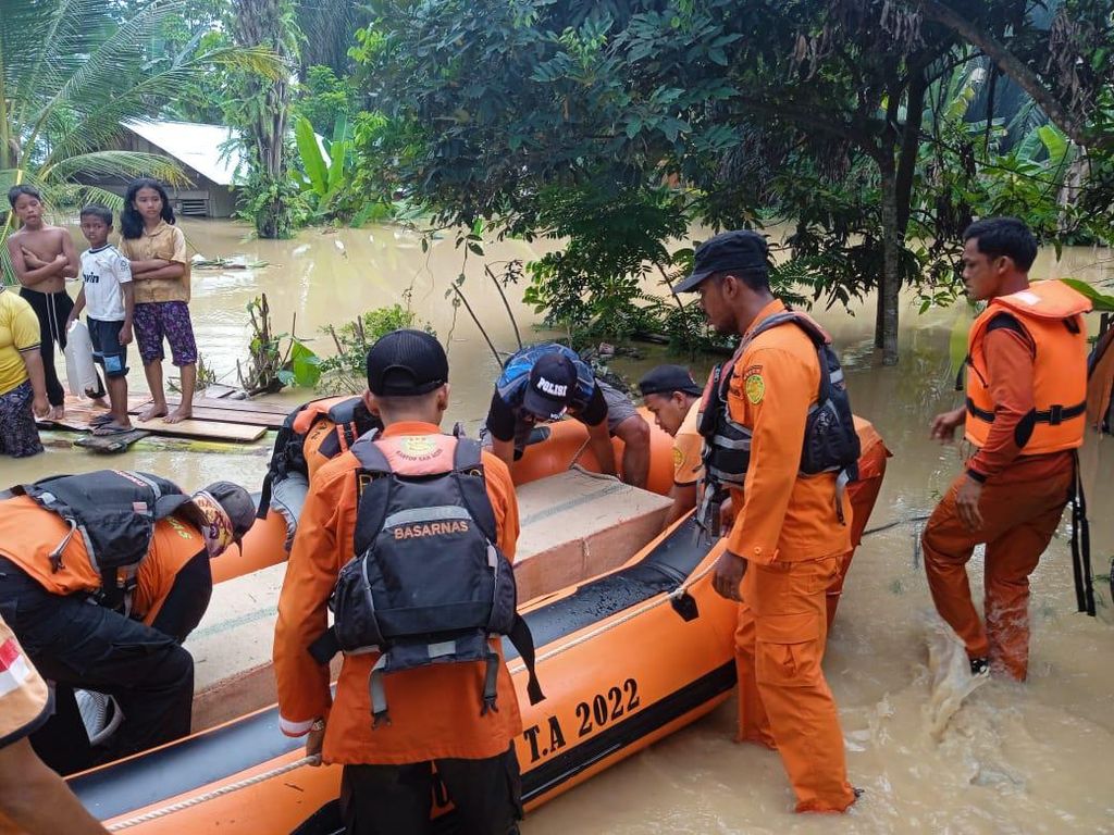 Ambulans 16 Jam Terjebak Banjir di Aceh Tamiang, Jenazah Dievakuasi