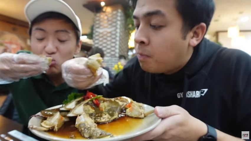 Jerome Polin cicip gurita hidup dan kepiting mentah