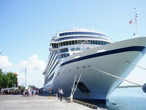 2 Kapal Pesiar Berlabuh di Pelabuhan Benoa Bawa 2.127 Penumpang