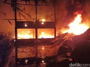 Gudang Rongsok di Cianjur Hangus Terbakar