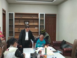 Gubernur Papua Lukas Enembe Selesai Diperiksa KPK 1,5 Jam di Rumahnya