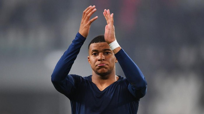 TURIN, ITALY - NOVEMBER 02: Kylian Mbappe of Paris Saint-Germain applauds fans after the UEFA Champions League Group H match between Juventus and Paris Saint-Germain at Juventus Stadium on November 02, 2022 in Turin, Italy. (Photo by Valerio Pennicino/Getty Images)