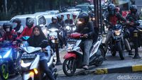 Lagi, Pemotor +62 Bajak Trotoar di Jaktim