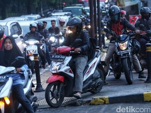 Lagi, Pemotor +62 Bajak Trotoar di Jaktim