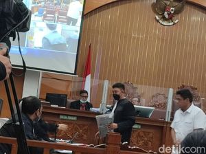 Laptop Kompol Baiquni untuk Nobar CCTV Yosua Tampil di Sidang Sudah Patah Laptop Kompol Baiquni untuk Nobar CCTV Yosua Tampil di Sidang Sudah Patah