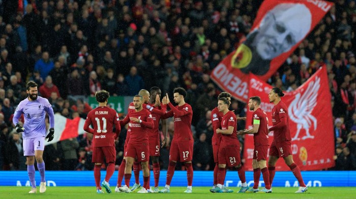LIVERPOOL, ENGLAND - NOVEMBER 01:  Liverpool players huddle prior to the UEFA Champions League group A match between Liverpool FC and SSC Napoli at Anfield on November 1, 2022 in Liverpool, United Kingdom. (Photo by Marc Atkins/Getty Images)