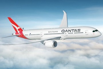 Pramugara Qantas Viral Usai Tenangkan Bayi Rewel Penumpang Hingga Tertidur