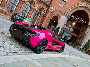 Ayo Ngaku, Punya Siapa Ini McLaren Pink Parkir Depan Hotel Selama 2 Tahun?
