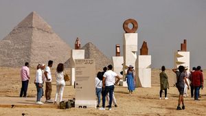 Mengunjungi Pameran Seni Kontemporer di Piramida Mesir