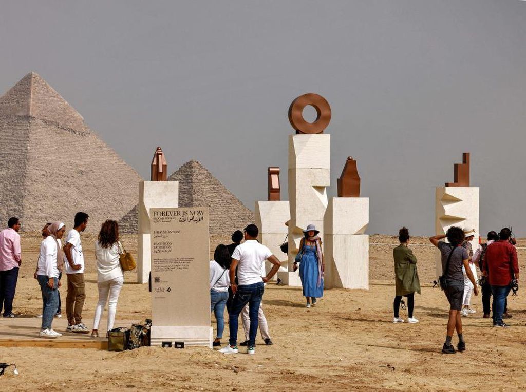 Mengunjungi Pameran Seni Kontemporer di Piramida Mesir