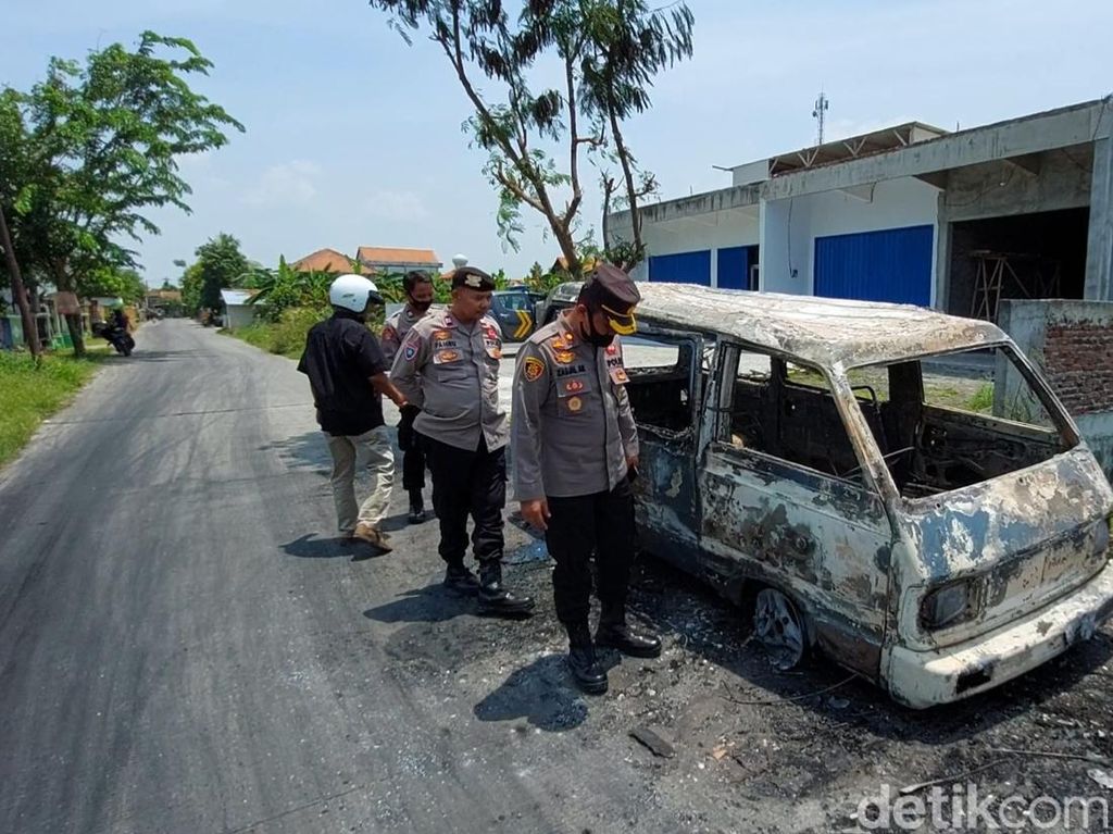 Tangki Bensin Bocor, Mobil Minibus Terbakar Usai Isi BBM di Kendal