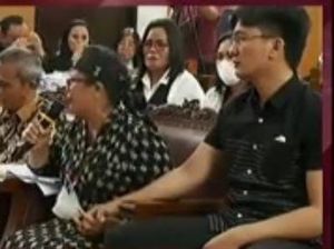 Genggaman Erat Adik Yosua ke Tangan Ibu yang Luapkan Amarah ke Kuat Maruf