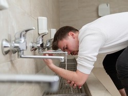 7 Hal yang Membatalkan Wudhu, Termasuk Tidur dan Muntah