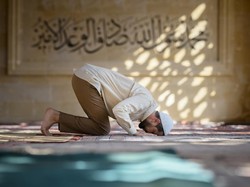 Penyebab Batal Sholat, Termasuk Mengeluarkan Hadas dan Tertawa