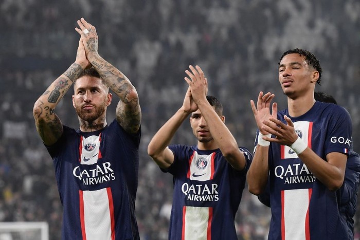 Paris Saint-Germains Spanish defender Sergio Ramos, Paris Saint-Germains Moroccan defender Achraf Hakimi (C) and Paris Saint-Germains French forward Hugo Ekitike (R) react after the UEFA Champions League 1st round day 6 group H football match between Juventus Turin and Paris Saint-Germain (PSG) at the Juventus stadium in Turin on November 2, 2022. (Photo by Filippo MONTEFORTE / AFP) (Photo by FILIPPO MONTEFORTE/AFP via Getty Images)