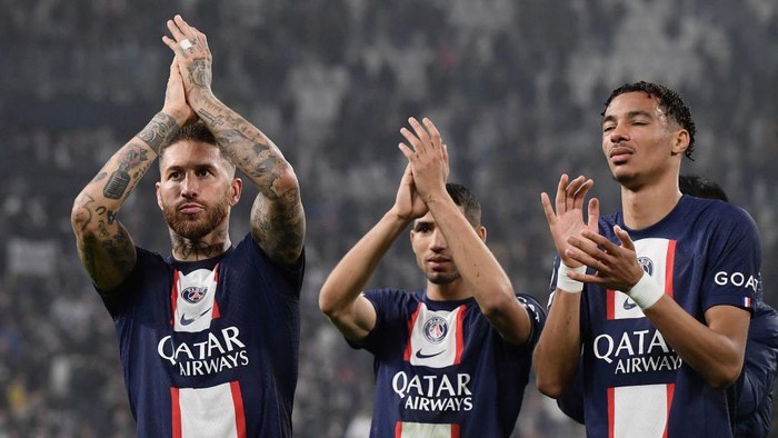 Paris Saint-Germain's Spanish defender Sergio Ramos, Paris Saint-Germain's Moroccan defender Achraf Hakimi (C) and Paris Saint-Germain's French forward Hugo Ekitike (R) react after the UEFA Champions League 1st round day 6 group H football match between Juventus Turin and Paris Saint-Germain (PSG) at the Juventus stadium in Turin on November 2, 2022. (Photo by Filippo MONTEFORTE / AFP) (Photo by FILIPPO MONTEFORTE/AFP via Getty Images)