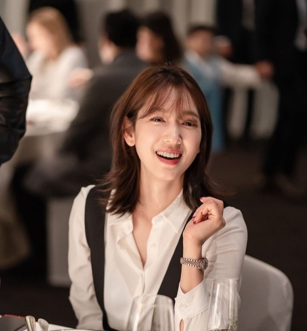 Park Shin Hye, menjaga kelembaban kulit dengan sheet mask/Foto: instagram.com/ssinz7 Rahasia merawat jerawat ala Park Shin Hye dengan rutin menggunakan sheet mask.