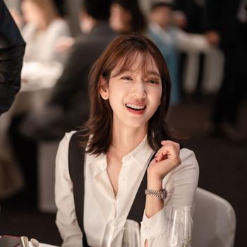 Rahasia merawat jerawat ala Park Shin Hye dengan rutin menggunakan sheet mask.