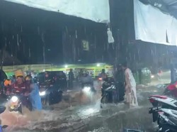 Pemotor Wanita di Bogor Terseret Banjir Hingga Terjepit di Belakang Mobil