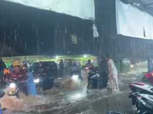 Pemotor Wanita di Bogor Terseret Banjir Hingga Terjepit di Belakang Mobil Pemotor Wanita di Bogor Terseret Banjir Hingga Terjepit di Belakang Mobil