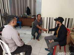 Polisi Lepas Pencuri Kotak Amal Masjid karena Lapar di Palembang Polisi Lepas Pencuri Kotak Amal Masjid karena Lapar di Palembang