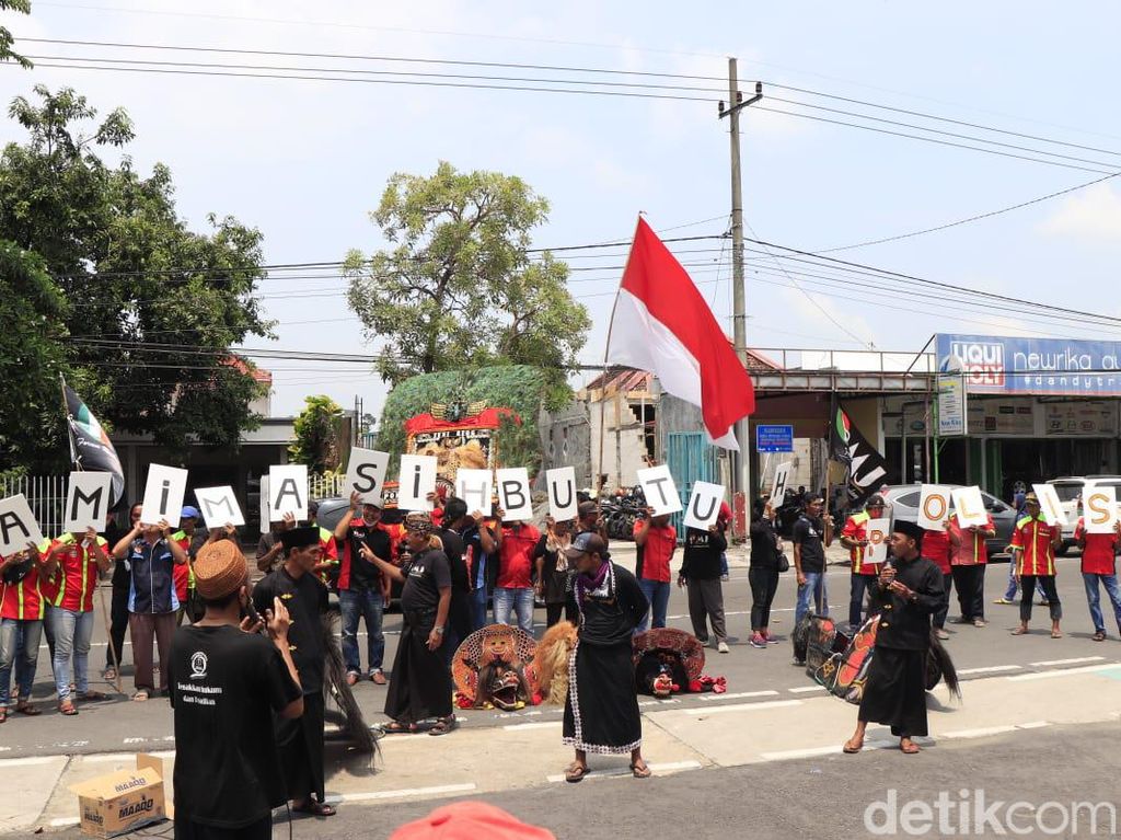 Dukung Polisi, Puluhan Aktivis-Pekerja Seni Atraksi di Mapolres Jombang