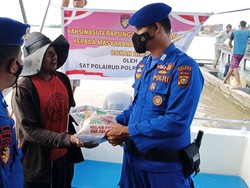 Genjot Vaksinasi, Polres Rohil Jemput Bola ke Tengah Laut