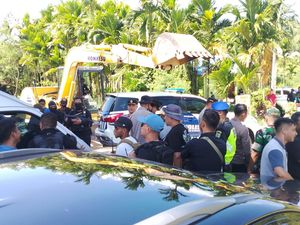 Sambutan Massa di Luar Rumah Lukas Enembe Saat Didatangi Ketua KPK