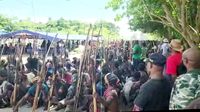 Potret Simpatisan Berpanah Jaga Ketat Rumah Lukas Enembe Saat Pemeriksaan KPK