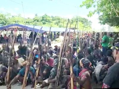 Potret Simpatisan Berpanah Jaga Ketat Rumah Lukas Enembe Saat Pemeriksaan KPK